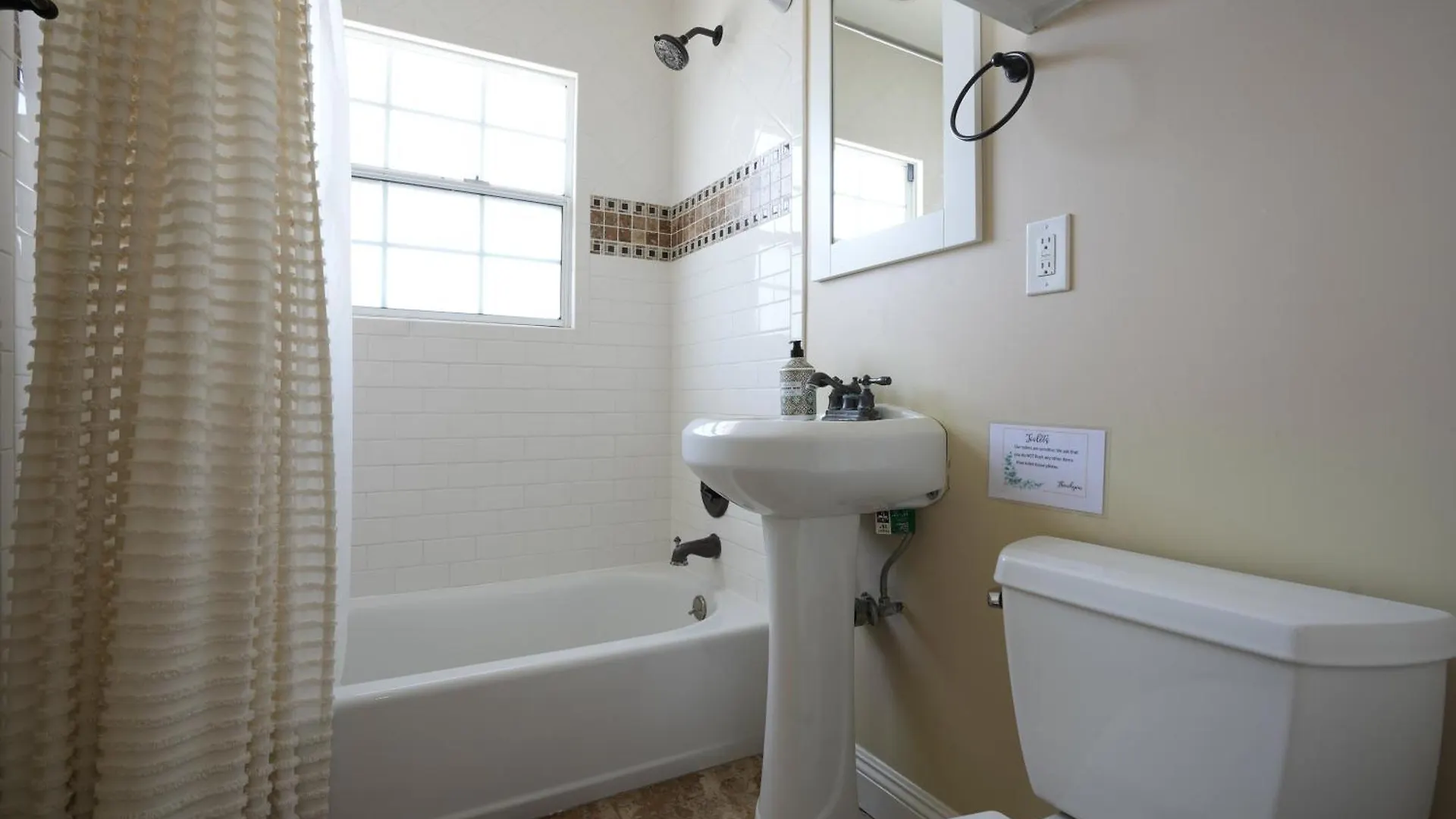 Classy 4 Bedroom 3 Bath Pool Home 3/4 Mile Walk To Disney Anaheim Сasa de vacaciones