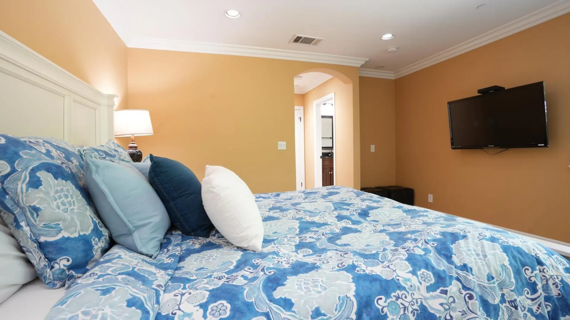 Classy 4 Bedroom 3 Bath Pool Home 3/4 Mile Walk To Disney Anaheim