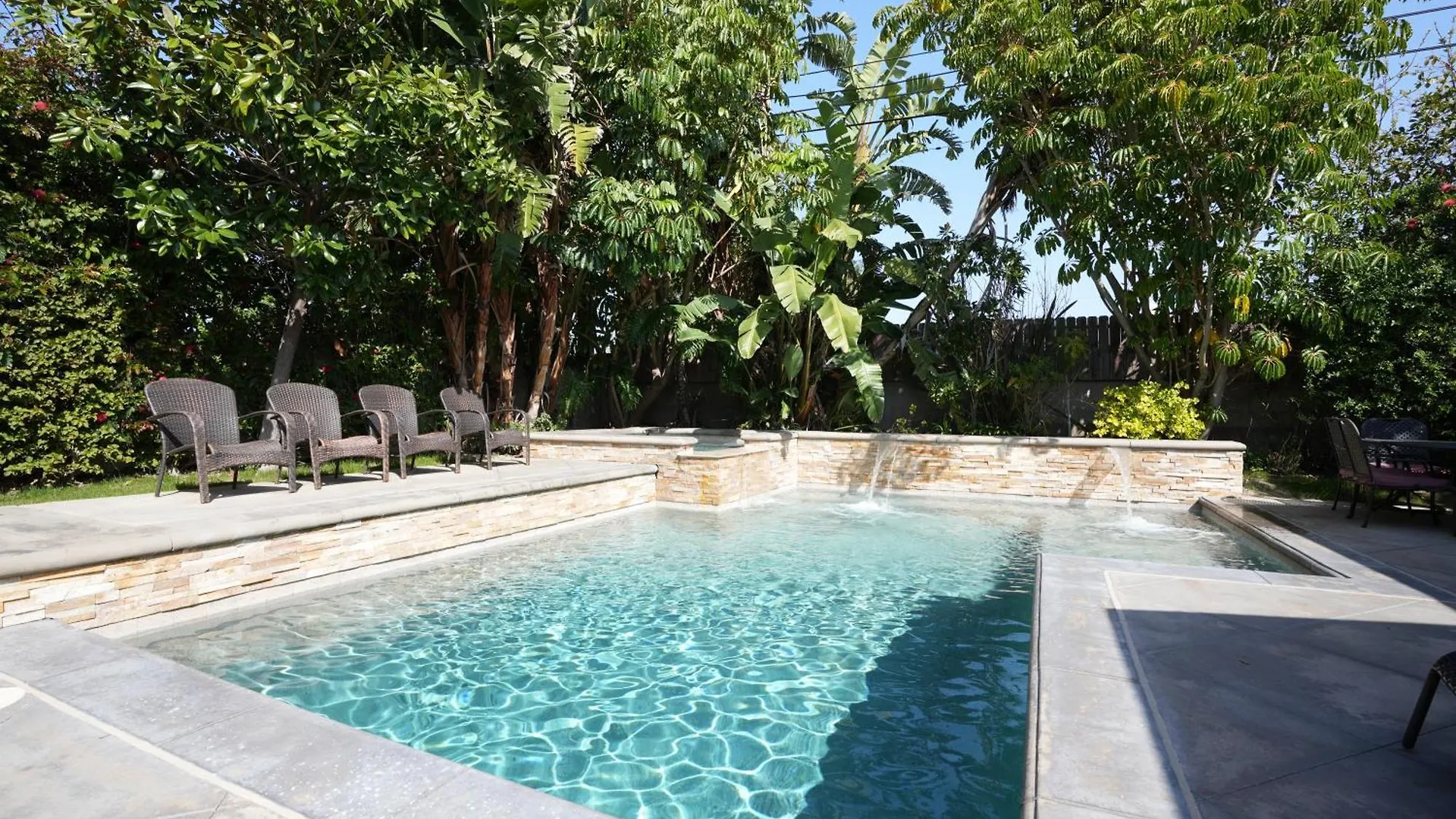 Сasa de vacaciones Classy 4 Bedroom 3 Bath Pool Home 3/4 Mile Walk To Disney Anaheim