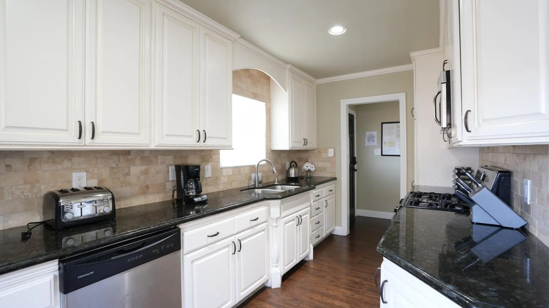 Сasa de vacaciones Classy 4 Bedroom 3 Bath Pool Home 3/4 Mile Walk To Disney Anaheim