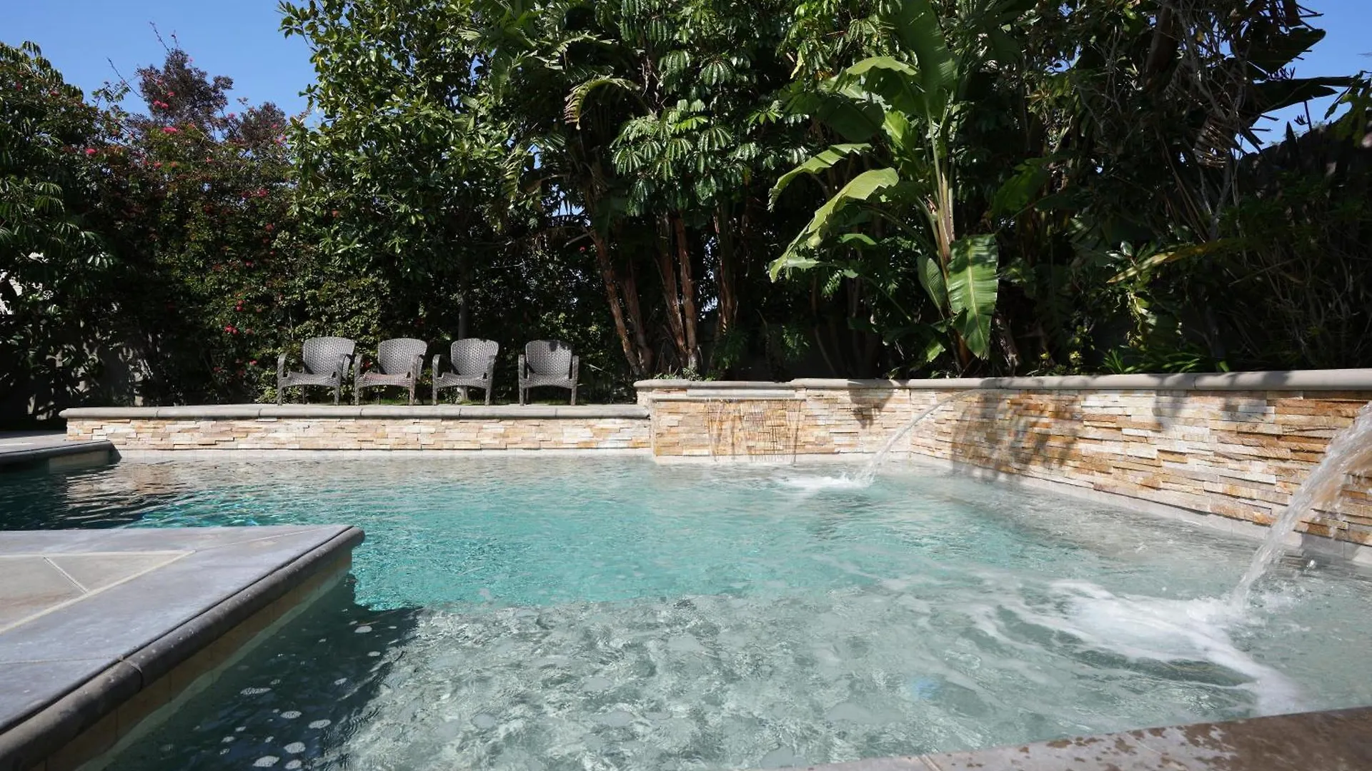 Classy 4 Bedroom 3 Bath Pool Home 3/4 Mile Walk To Disney Anaheim Сasa de vacaciones