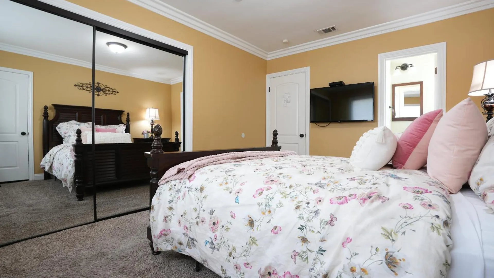 Classy 4 Bedroom 3 Bath Pool Home 3/4 Mile Walk To Disney Anaheim Сasa de vacaciones