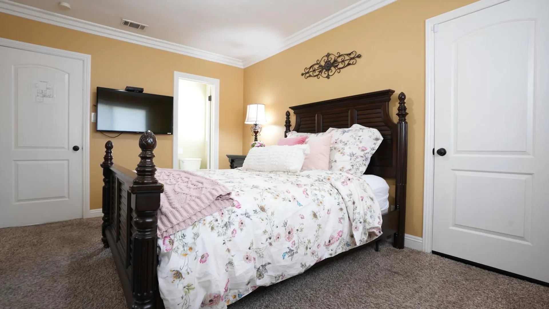Classy 4 Bedroom 3 Bath Pool Home 3/4 Mile Walk To Disney Anaheim 0*,