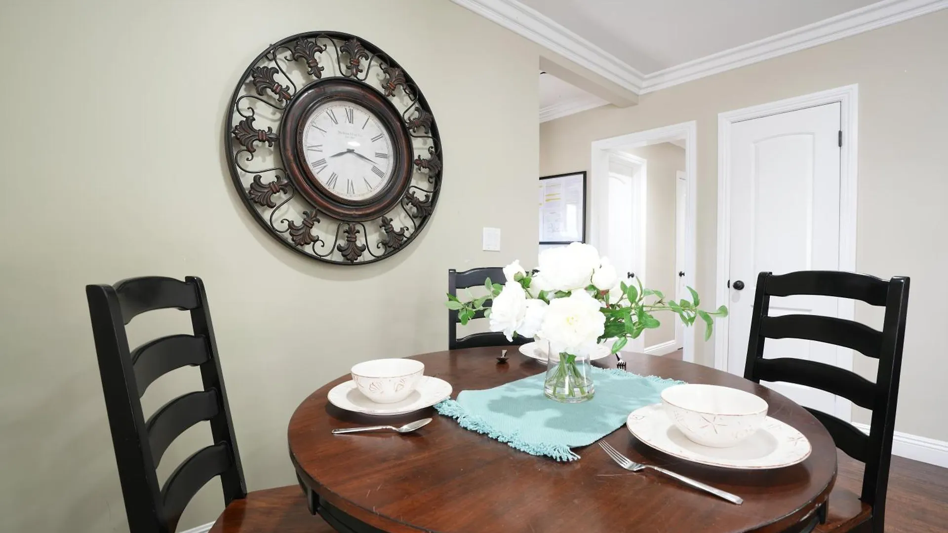Classy 4 Bedroom 3 Bath Pool Home 3/4 Mile Walk To Disney Anaheim Сasa de vacaciones